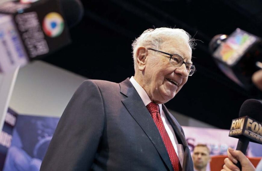 Warren Buffett vende millones en acciones tras detectar un cambio en los mercados y la economía