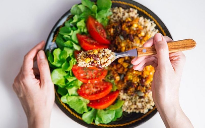 Estudio reveló que el 46% de los chilenos intentó bajar consumo de alimentos de origen animal