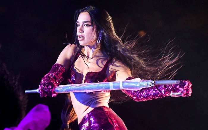 Barbiecore: de qué se trata la nueva tendencia que tiene como protagonista a Dua Lipa y es furor en redes